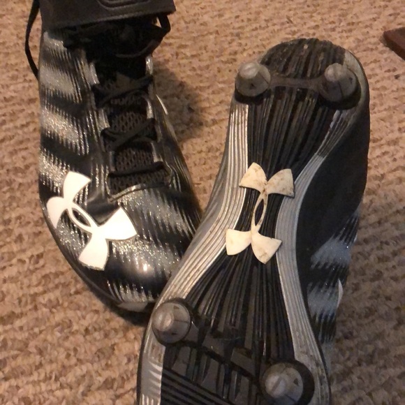 Football cleats - Picture 2 of 3